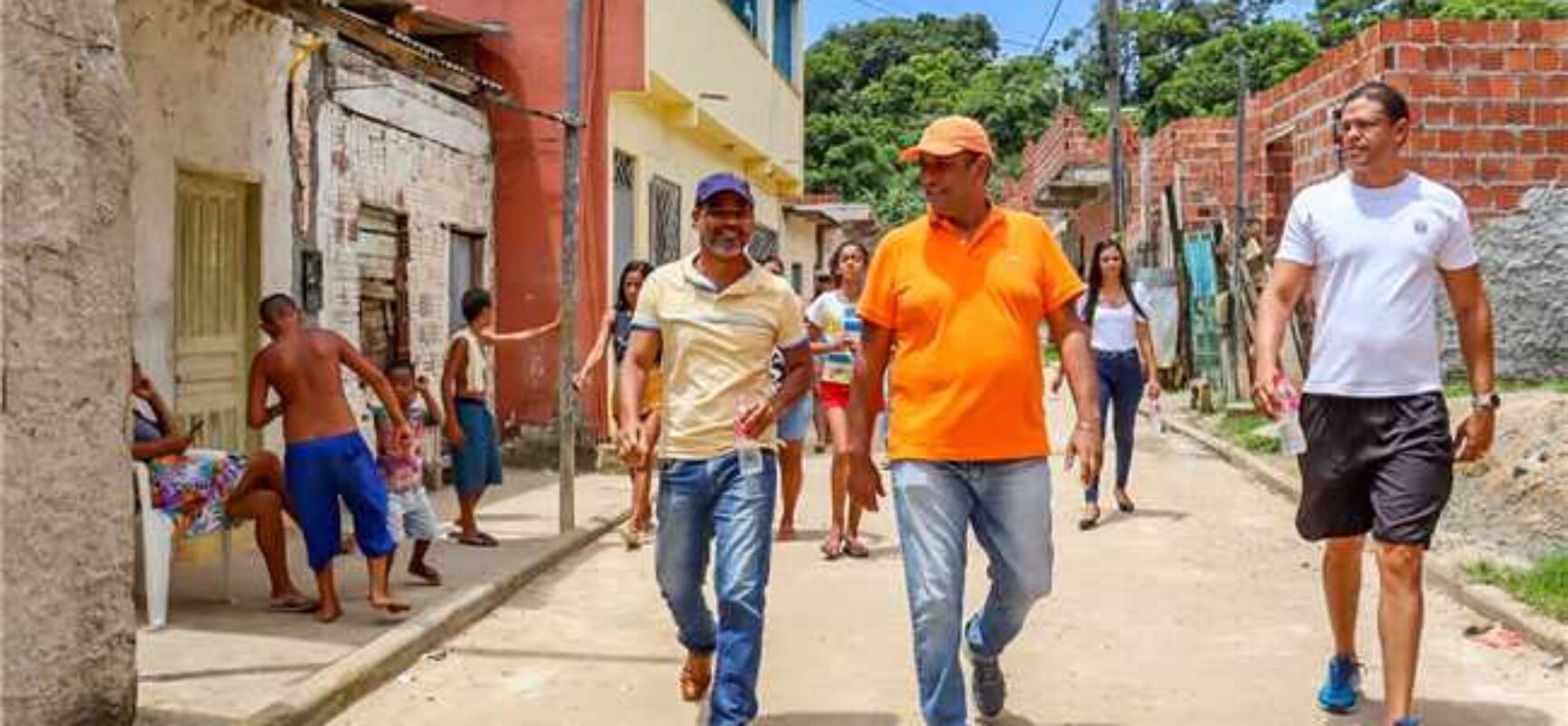 Prefeito Mário Alexandre confere pavimentação na Vila Freitas e destaca pacote de obras em Ilhéus