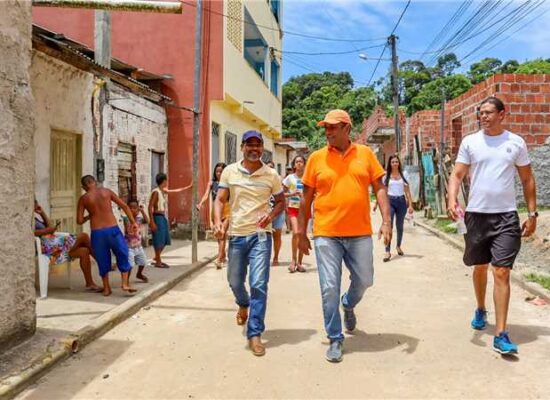 Prefeito Mário Alexandre confere pavimentação na Vila Freitas e destaca pacote de obras em Ilhéus