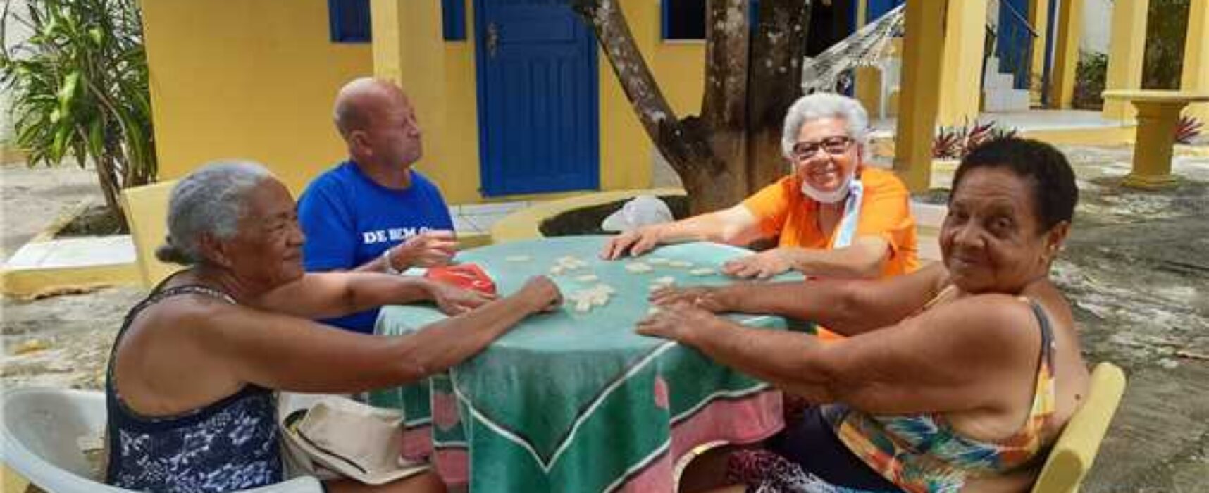 Secretaria de Saúde promove passeio com grupo de idosos do CADHI