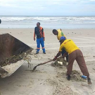 Prefeitura de Ilhéus realiza limpeza das praias para retirada de baronesas