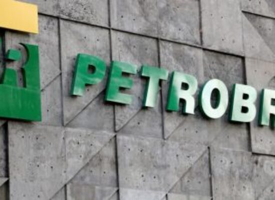 Ex-diretor da Petrobras pede à Justiça que bloqueie pagamento de dividendos