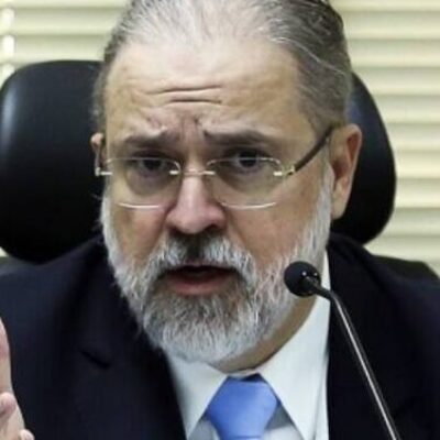 Procuradores pedem que Aras investigue Bolsonaro por conivência com caminhoneiros