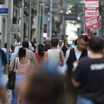 Brasil registra 92 mortes e 12,6 mil novos casos de covid-19