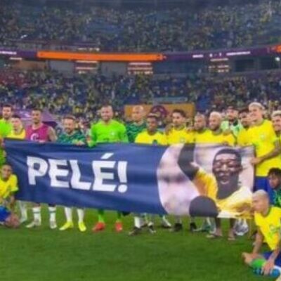 Após vitória sobre Coreia, jogadores da seleção brasileira fazem homenagem a Pelé