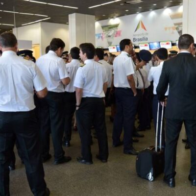Aeronautas aprovam proposta de empresas e encerram greve