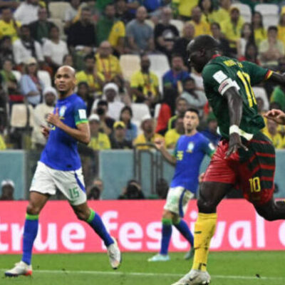 Brasil perde para Camarões por 1 a 0, mas avança em 1º para as Oitavas