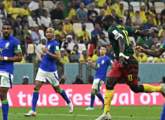 Brasil perde para Camarões por 1 a 0, mas avança em 1º para as Oitavas