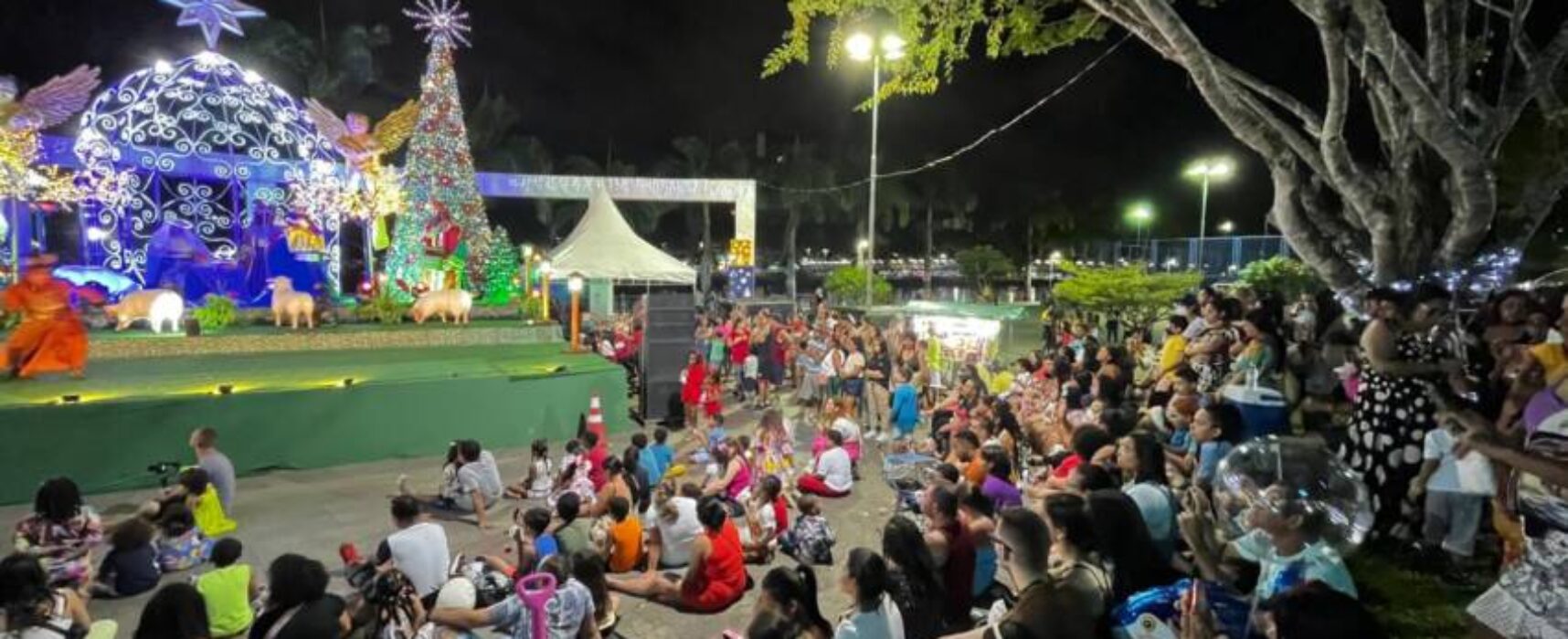 Famílias lotam a Praça Rio Cachoeira para assistir apresentações do Projeto Natal de Luzes e Sonhos