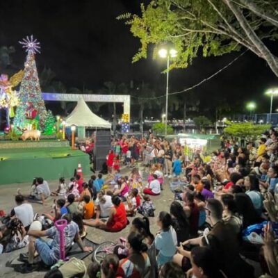 Famílias lotam a Praça Rio Cachoeira para assistir apresentações do Projeto Natal de Luzes e Sonhos