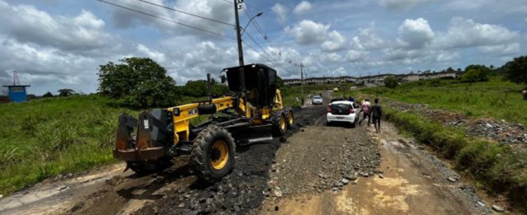 Prefeitura de Itabuna executa serviços de terraplanagem e encascalhamento no acesso aos condomínios Jubiabá e Gabriela