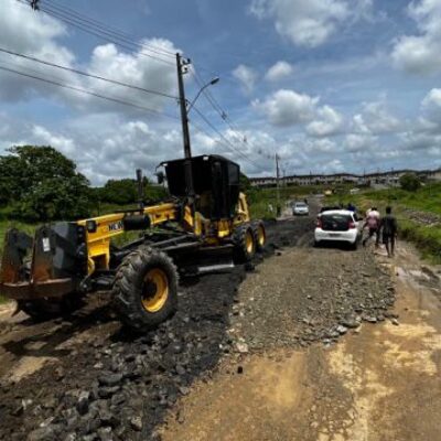 Prefeitura de Itabuna executa serviços de terraplanagem e encascalhamento no acesso aos condomínios Jubiabá e Gabriela
