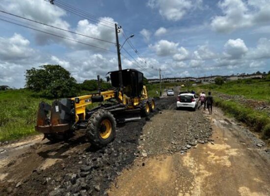Prefeitura de Itabuna executa serviços de terraplanagem e encascalhamento no acesso aos condomínios Jubiabá e Gabriela