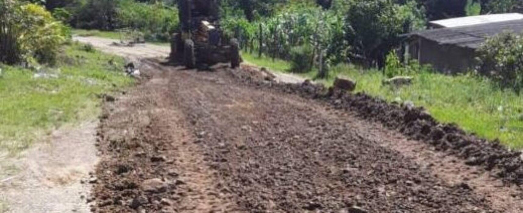 Prefeitura de Itabuna executa serviço de terraplanagem na Rua do Cajueiro e no Vale do Sol
