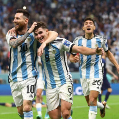 Argentina fatura o tri mundial diante da França e coroa um genial chamado Messi.