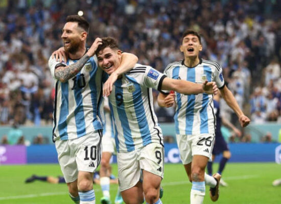 Argentina fatura o tri mundial diante da França e coroa um genial chamado Messi.