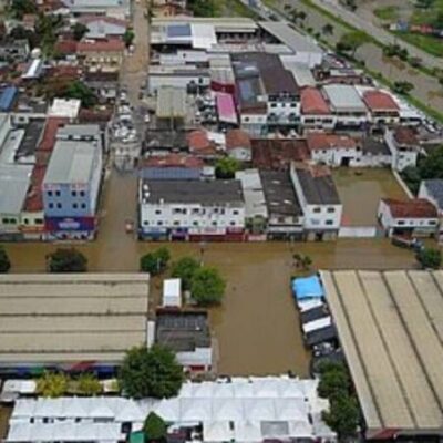 Rio transborda em Jequié e prefeitura cancela festejos natalinos