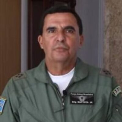 Comandante da FAB elogia sucessor escolhido por Lula