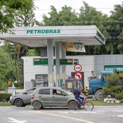 Preço da gasolina cai no Brasil pela quinta semana consecutiva