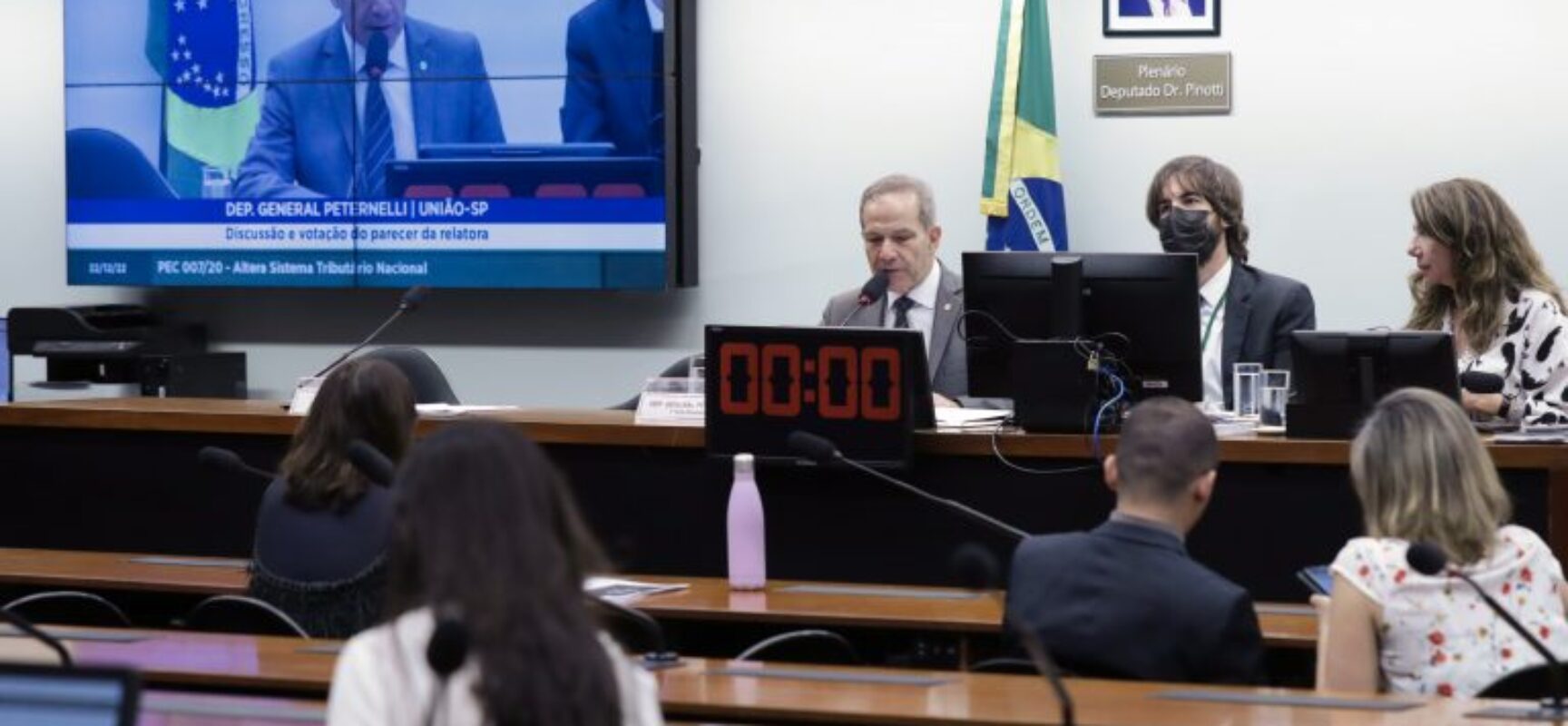 Comissão aprova proposta que altera sistema tributário brasileiro