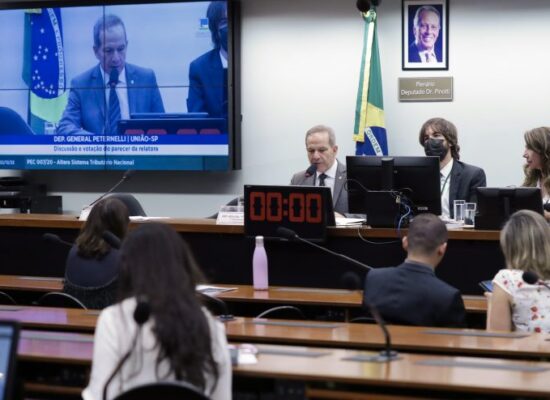 Comissão aprova proposta que altera sistema tributário brasileiro