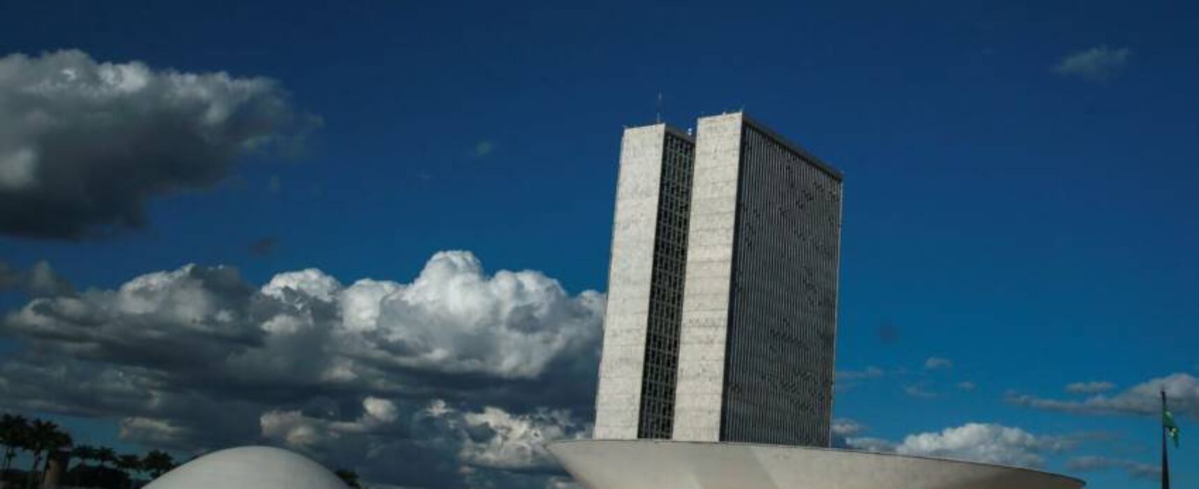 Congresso aprova Orçamento com salário mínimo de R$1.320 para 2023