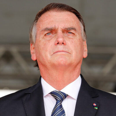 Carlos Bolsonaro posta foto que mostra perna do presidente com erisipela. Veja o ferimento