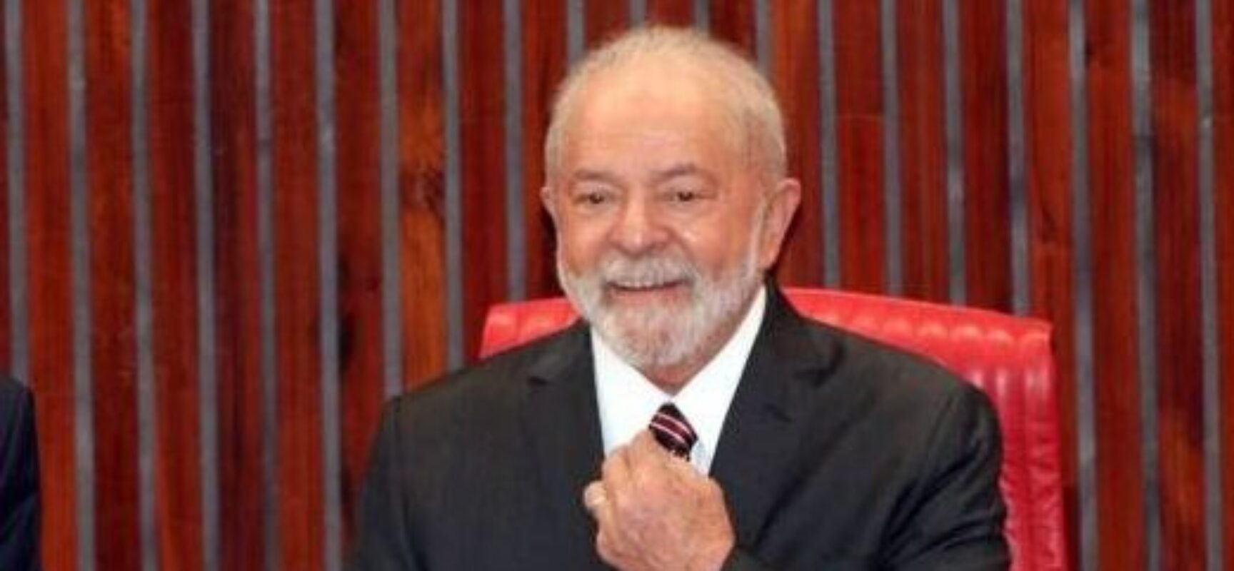 Lula proíbe ministros e assessores de entrarem com celular no gabinete presidencial