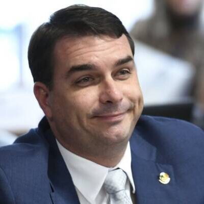 Flávio Bolsonaro diz que o pai não tem data para retornar e culpa presidente do Senado por ataque golpista