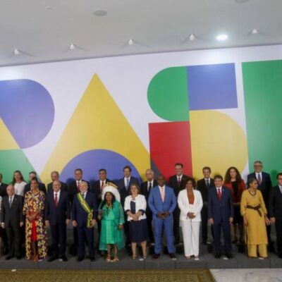 Lula dá posse a ministros e assina primeiras medidas de governo