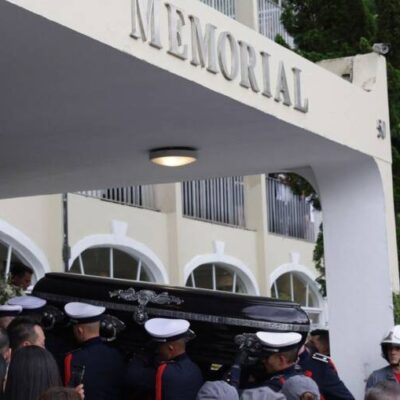 Pelé é sepultado após cortejo por ruas de Santos
