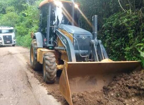 Prefeitura de Ilhéus realiza serviço emergencial na estrada de Inema