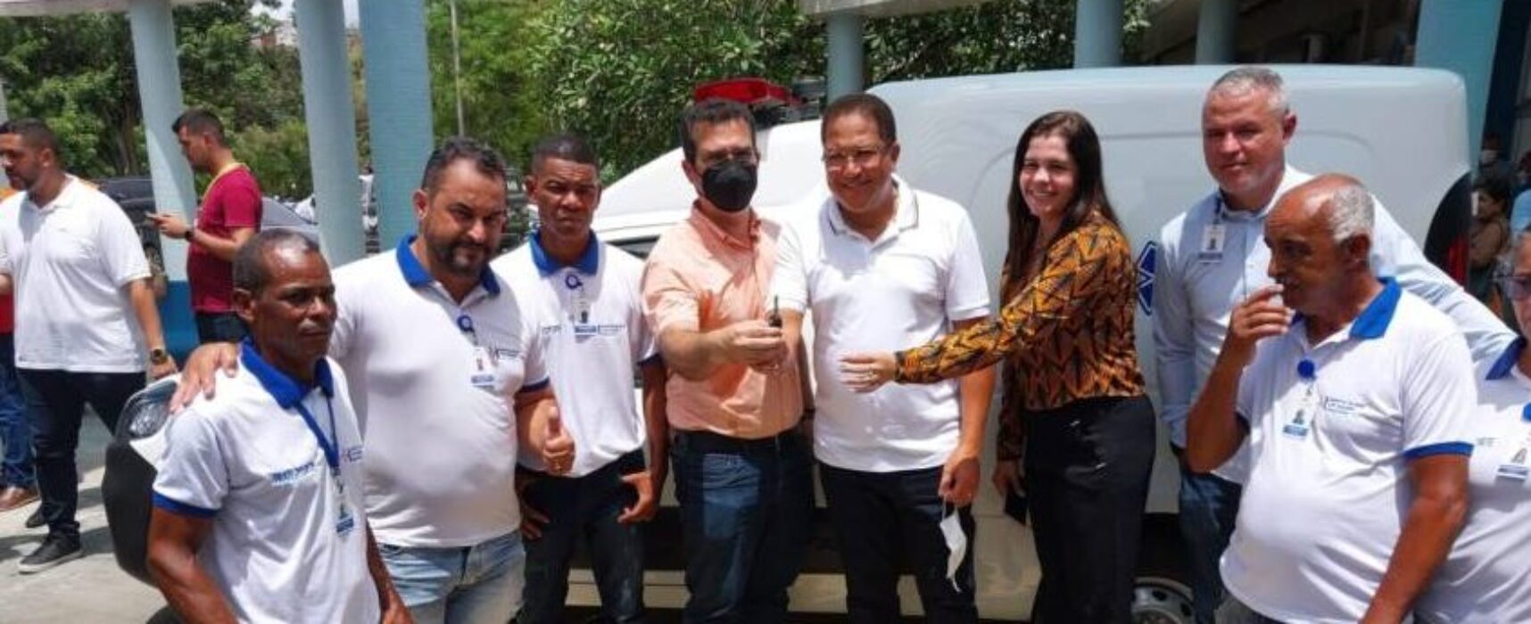 Prefeito Augusto Castro faz entrega de nova ambulância para o Hospital de Base