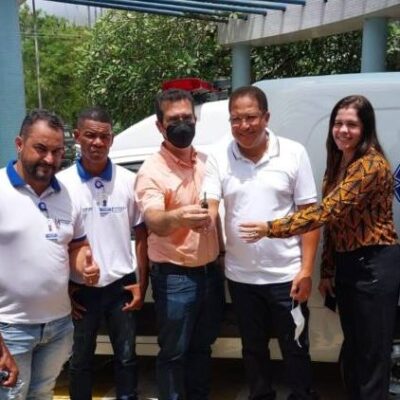 Prefeito Augusto Castro faz entrega de nova ambulância para o Hospital de Base
