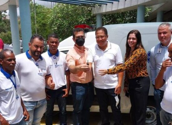Prefeito Augusto Castro faz entrega de nova ambulância para o Hospital de Base