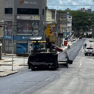Prefeitura faz recapeamento asfáltico da Avenida Almirante Tamandaré