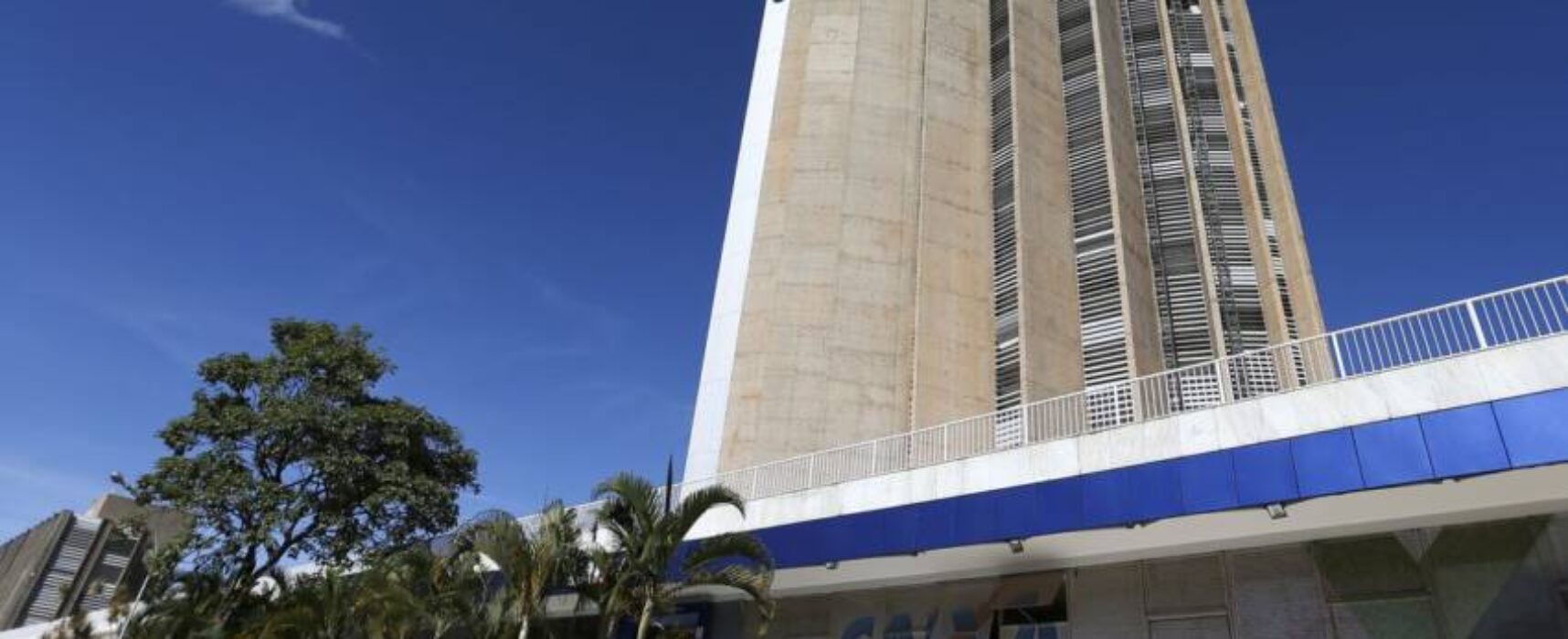 A Caixa Econômica Federal informou hoje (13) que suspendeu a oferta de crédito consignado para beneficiários do Bolsa Família  a chamada linha Consignado Auxílio. Em comunicado, a Caixa disse que o produto passará por uma “revisão completa de parâmetros e critérios”. O antigo Auxílio Brasil voltou a se chamar Bolsa Família, na atual gestão.  A suspensão está valendo desde ontem (12). Segundo o banco, as contratações já realizadas não passarão por mudanças e as parcelas do financiamento serão debitadas de maneira regular e de acordo com cada contrato.  A Caixa criou o consignado do Auxílio Brasil, que também atende quem recebe o Benefício de Prestação Continuada (BPC) no dia 10 de outubro. A modalidade de crédito oferecia empréstimos aos beneficiários do Auxílio Brasil que podiam chegar a R$ 2,5 mil, pagos em parcelas de até R$ 160 descontadas do benefício por até 24 meses.  O crédito consignado é aquele concedido por instituições financeiras com desconto automático das parcelas em folha de pagamento do salário ou benefício.