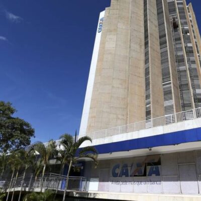 Caixa suspende crédito consignado para beneficiários do Bolsa Família