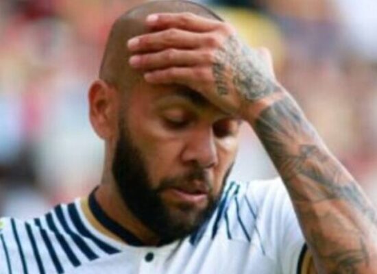 Defesa de Daniel Alves acredita que jogador vai deixar prisão em um mês