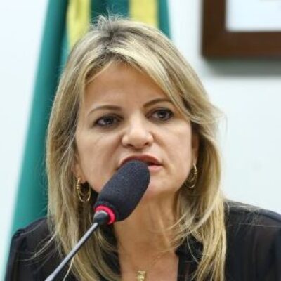 Projeto proíbe veiculação de imagens de pessoas fumando na TV aberta