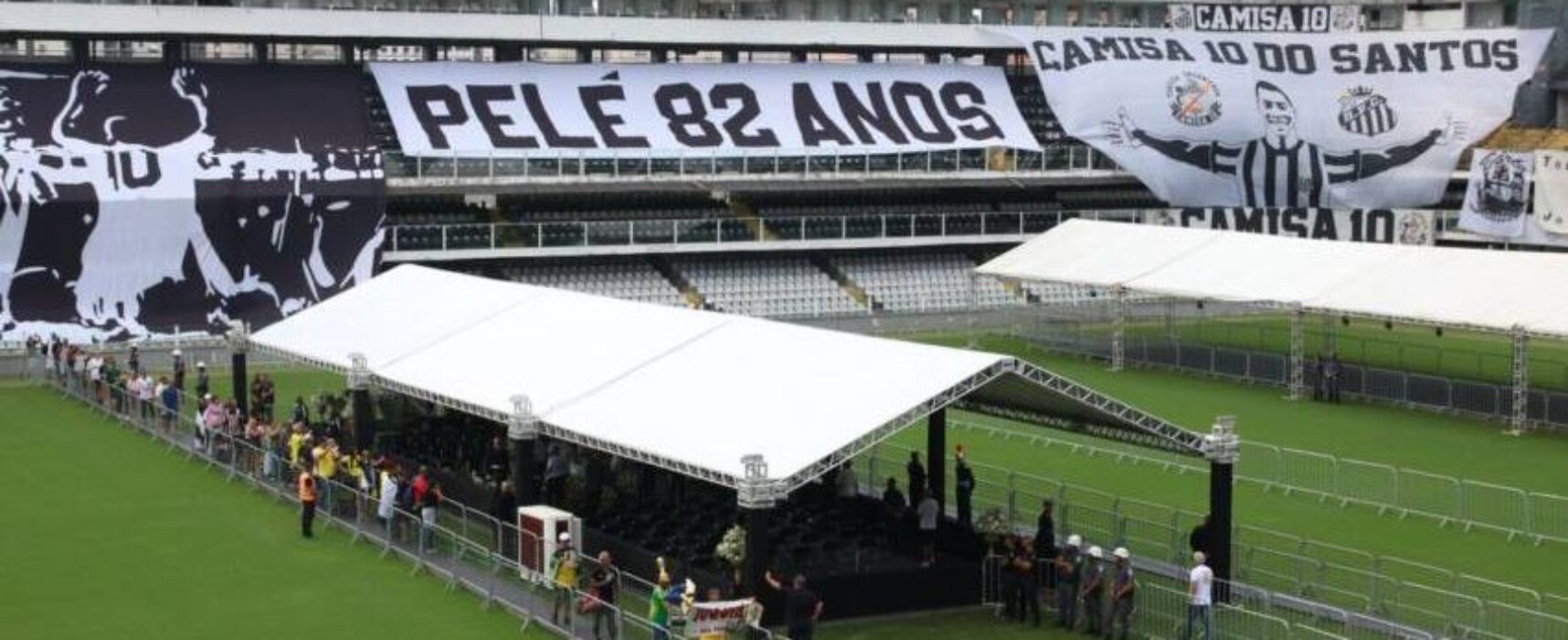 Corpo do Rei Pelé começa a ser velado na Vila Belmiro