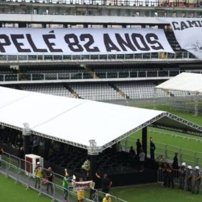 Corpo do Rei Pelé começa a ser velado na Vila Belmiro