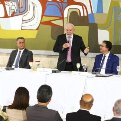 Lula diz a reitores que educação vai sair do obscurantismo