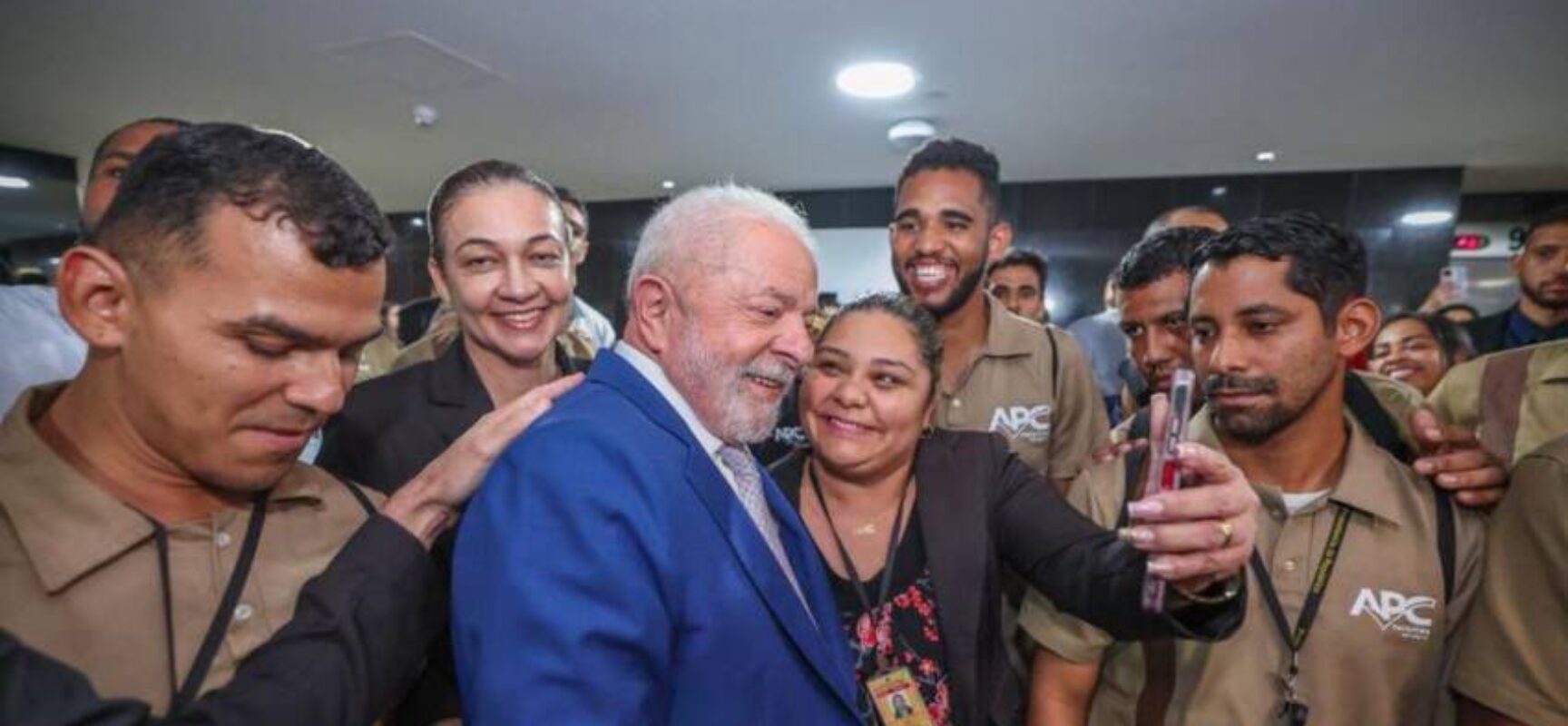 Lula agradece funcionários por limpeza do Planalto