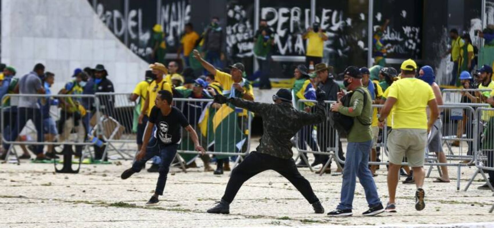 Manifestantes invadem Congresso, Planalto e STF