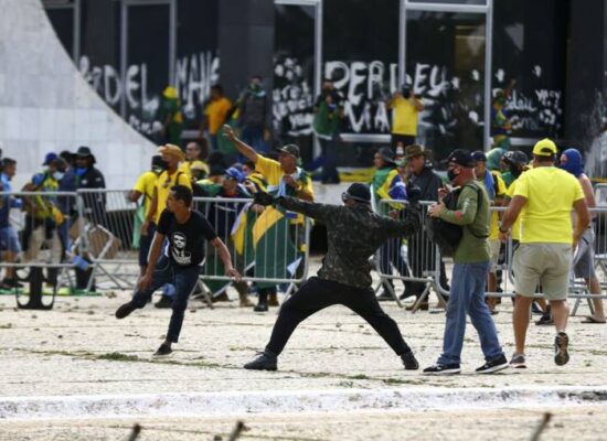 Manifestantes invadem Congresso, Planalto e STF