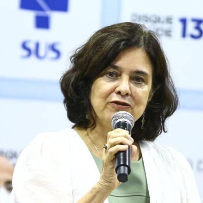 Nísia Trindade assume Saúde e diz que gestão será pautada pela ciência