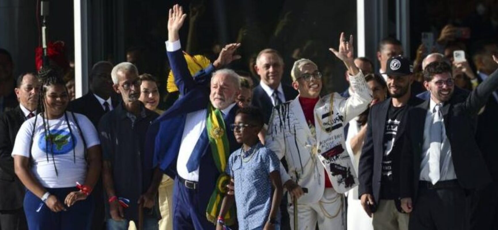 Saiba quem são as pessoas que entregaram a faixa presidencial a Lula