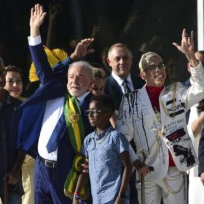 Saiba quem são as pessoas que entregaram a faixa presidencial a Lula