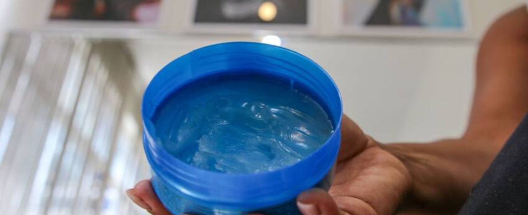 Relatos de cegueira levam Anvisa a proibir venda de pomadas capilares