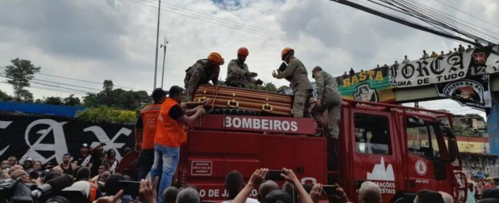 Maior ídolo do Vasco, Roberto Dinamite é sepultado em Caxias, no RJ